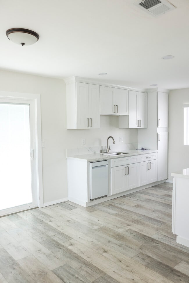 Photo - 4615 Lakeview Ave Unit 4615