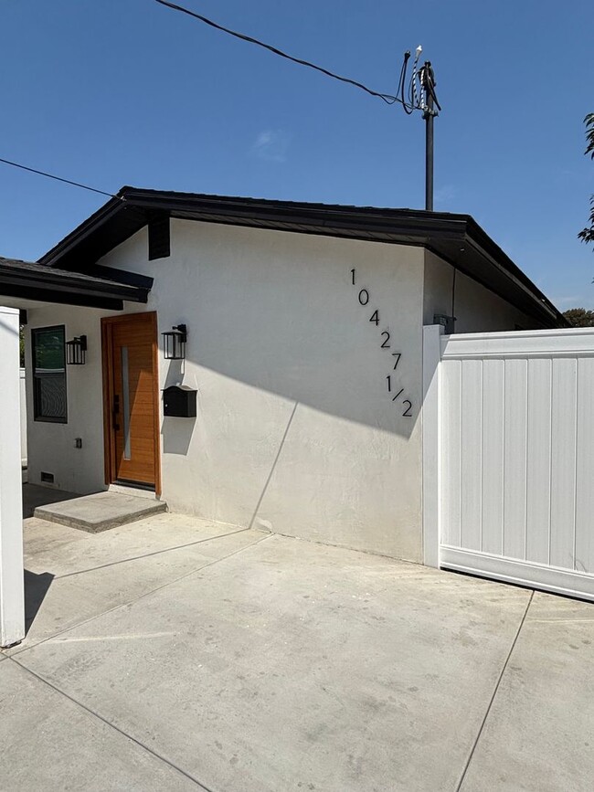 Building Photo - 10427 Beach St Unit 10427 1/2 Rental
