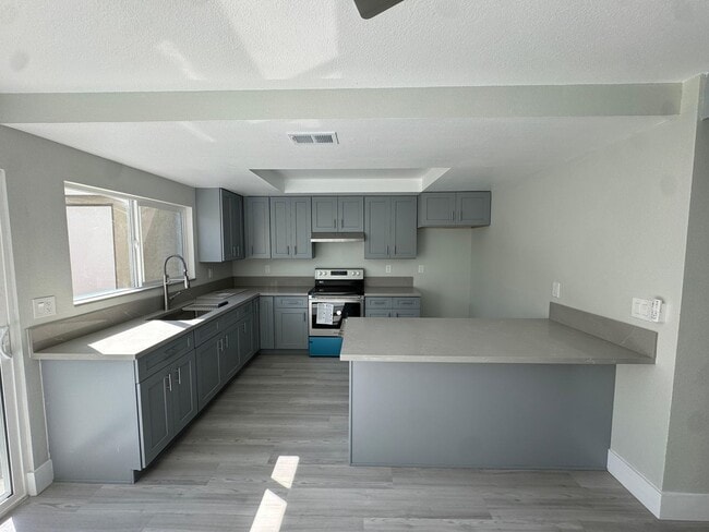 Building Photo - Fully renovated Condo