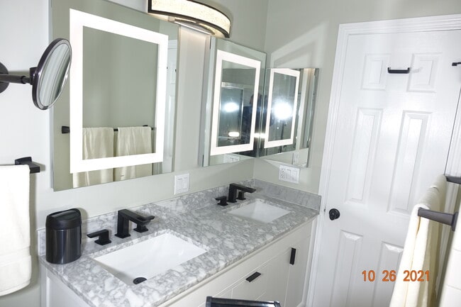 Master Bath - 914 Lincoln Blvd Condo Unit 106