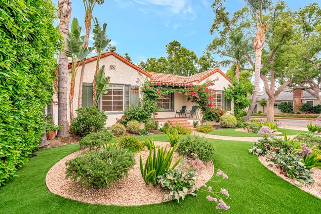 Photo - 546 S Beachwood Dr House