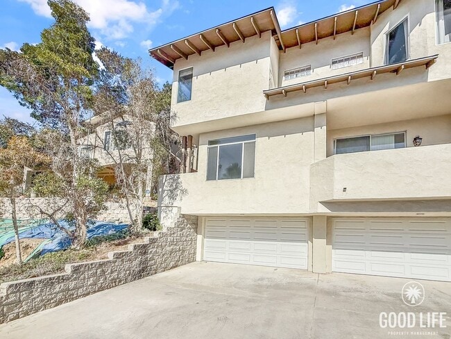 Building Photo - Stunning 2B/2.5BA Townhome in Mission Hill...