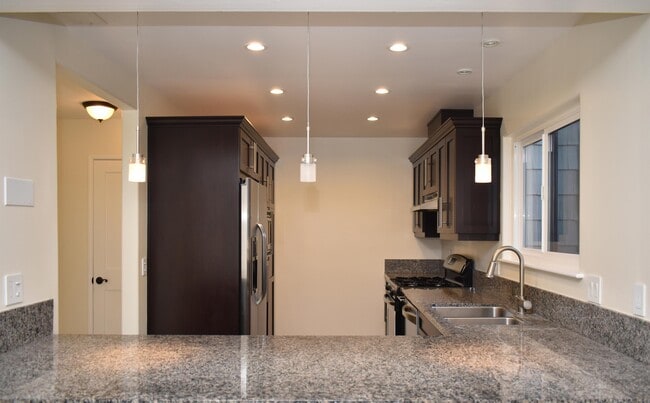 Building Photo - 407 W Pedregosa St