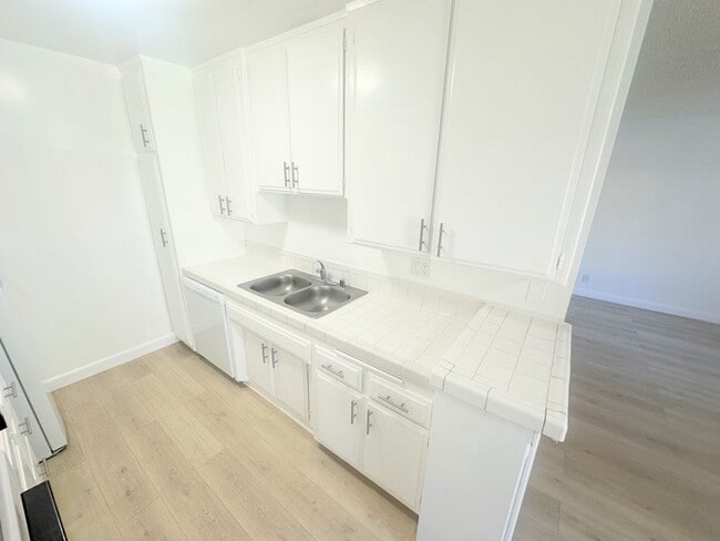 Photo - 3 PEAT - Huge, spacious, enormous - 2BD/2BA with parking. Chatsworth Adjacent! Unit #3