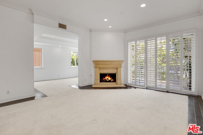 Building Photo - 132 S Maple Dr Unit 201