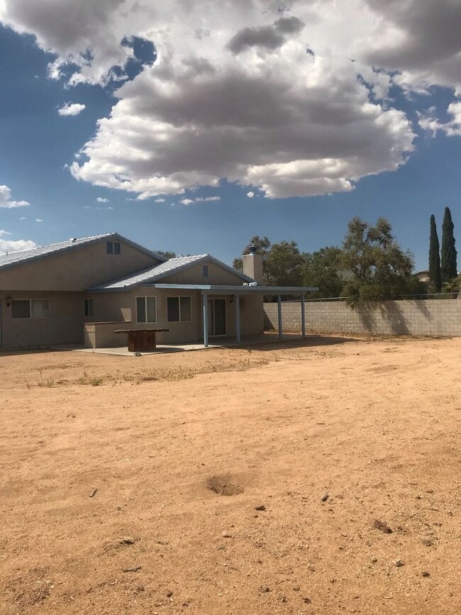 Photo - 4 BEDROOM HOME WITH VIEWS, NEAR WAALEW IN SYCAMORE ROCKS AREA OF APPLE VALLEY.