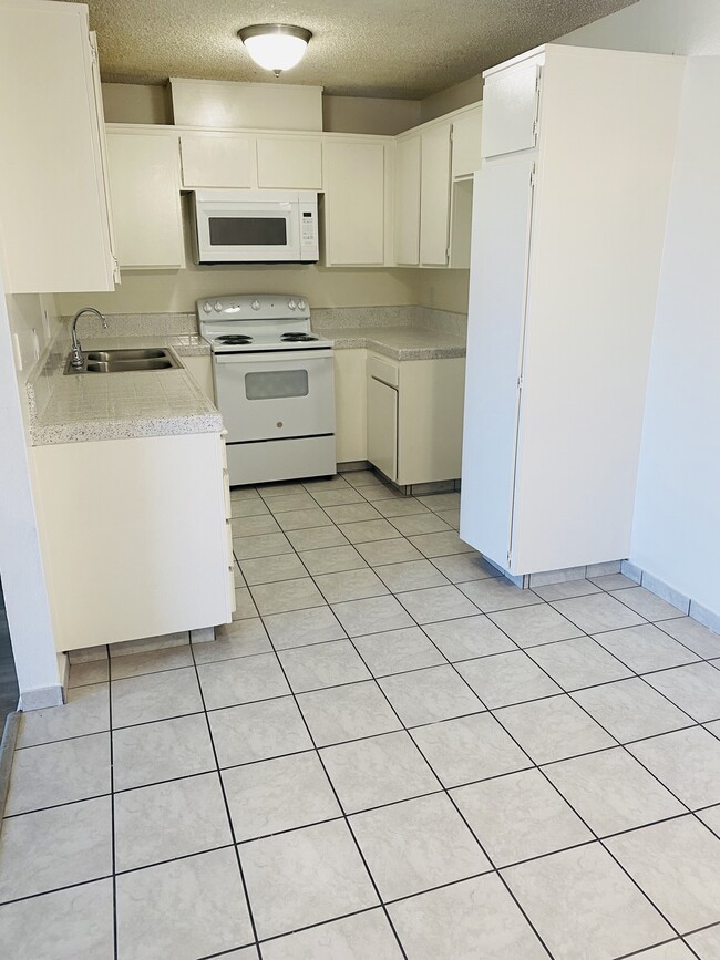 Plan A: Kitchen - Anza Victoria Apartments