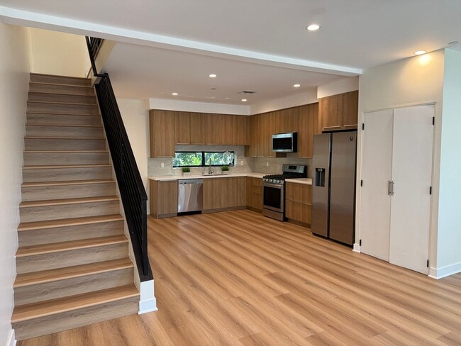 Building Photo - 2514 S Palm Grove Ave Unit 2516 1/2 S Palm Grove Ave