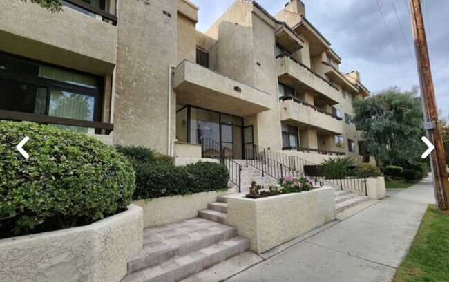 Building Photo - 5237 Newcastle Ave Unit 106