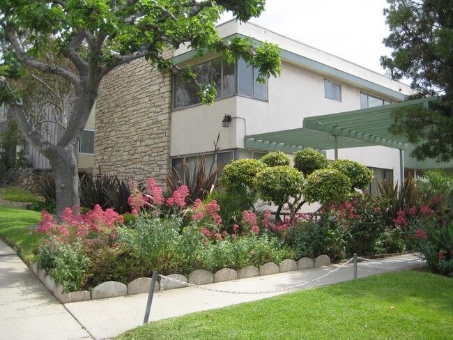 EllinCourt - EllinCourt Apartments