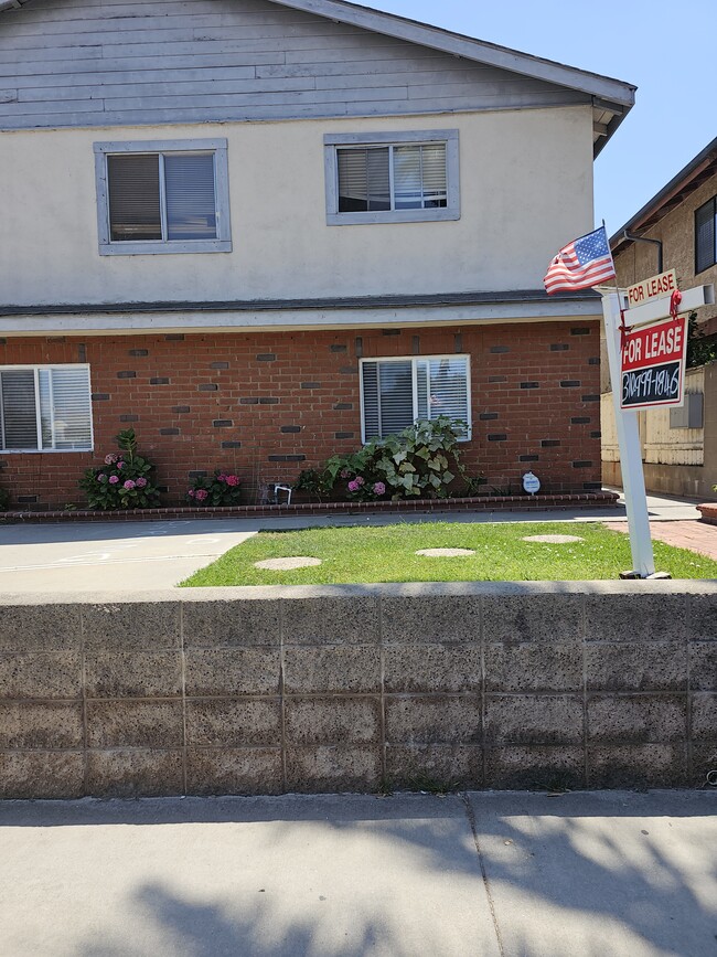 Well manicured front lawn - 2112 Manhattan Beach Blvd Unit D