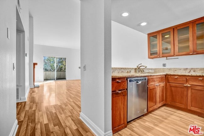 Building Photo - 645 Chestnut Ave Unit 316