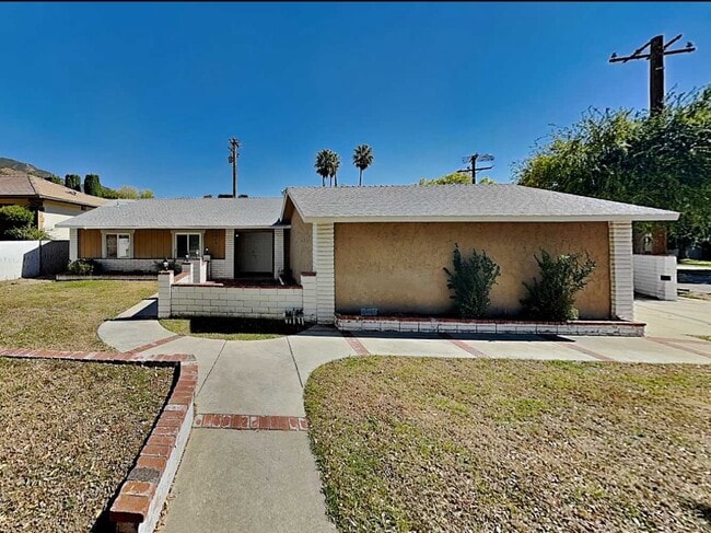 Building Photo - 5405 N Acacia Ave