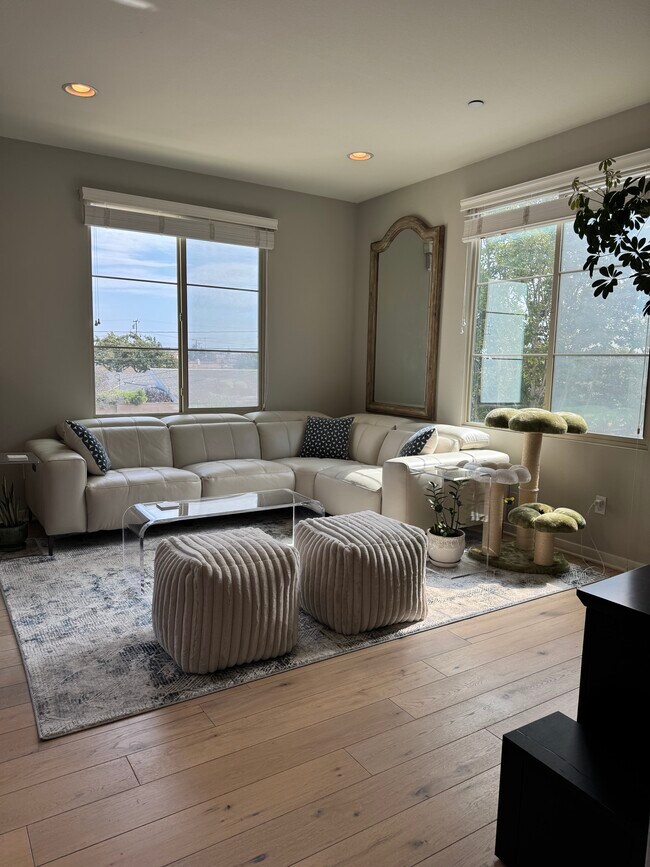 New modern furnishings - 5256 Pacific Ter