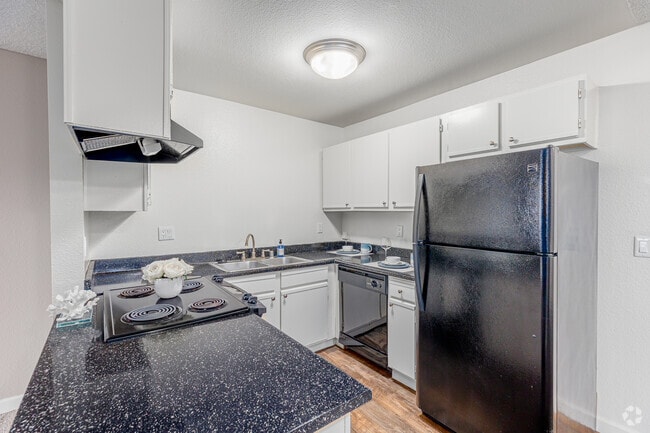 1BR, 1BA - 620SF - Kitchen - Elan Villa Parq