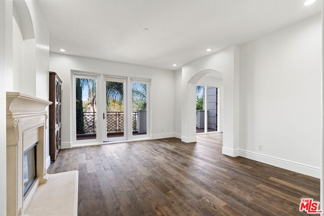 Building Photo - 137 S Spalding Dr Unit 304