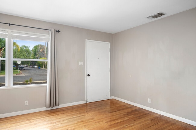 Photo - 16026 Valerio St