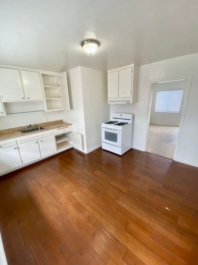 Building Photo - 4671 Westlawn Ave Unit 4675