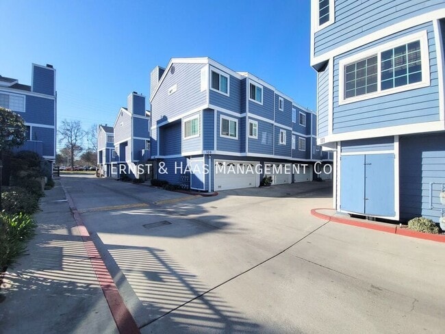 Building Photo - 111 W Spring St Unit E