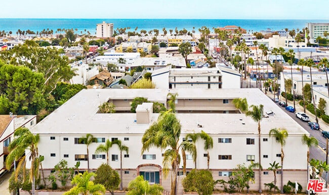 Building Photo - 2002 4th St Unit 203