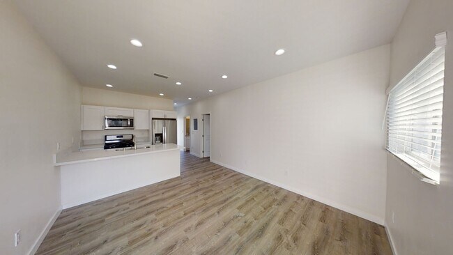 Photo - 4BD/2BA, Balcony Views!!