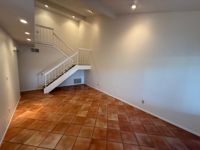 Photo - Valencia 3 Bedroom for Rent.