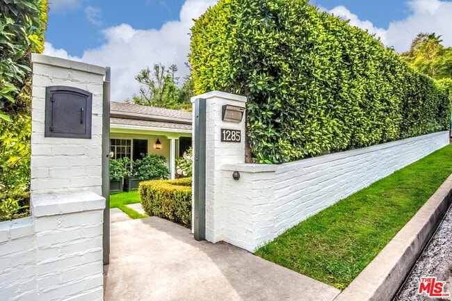 Building Photo - 1285 Sunset Plaza Dr