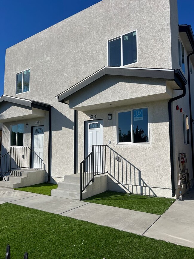 Building Photo - 409 E 99th St Unit #409 1/2