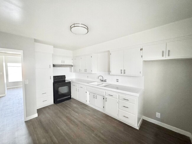 Building Photo - 3554 Brenton Ave Unit 3554 Brenton #B