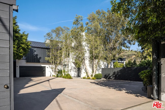 Photo - 8080 Laurel View Dr