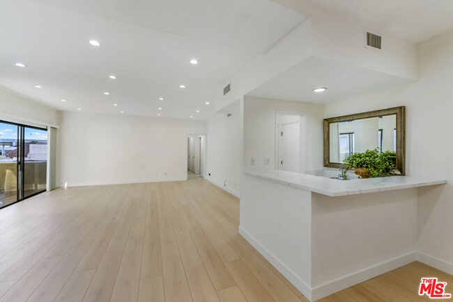 Building Photo - 1727 S Bentley Ave Unit 207