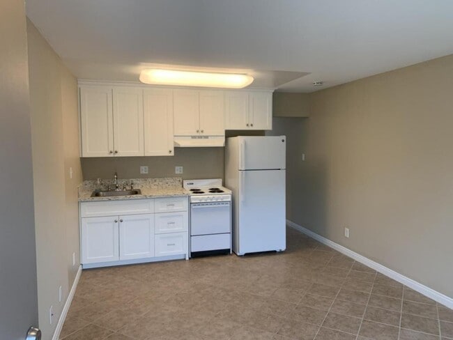 Photo - 7043 Pickering Ave