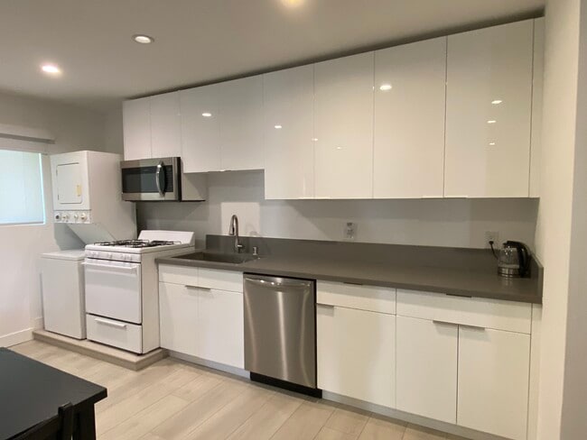 fully equipped kitchen - 807 Westholme Ave Unit furnished studio
