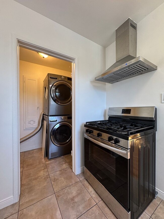 Photo - Modern 2-Bedroom Apartment in Prime West LA Location Unit 11323