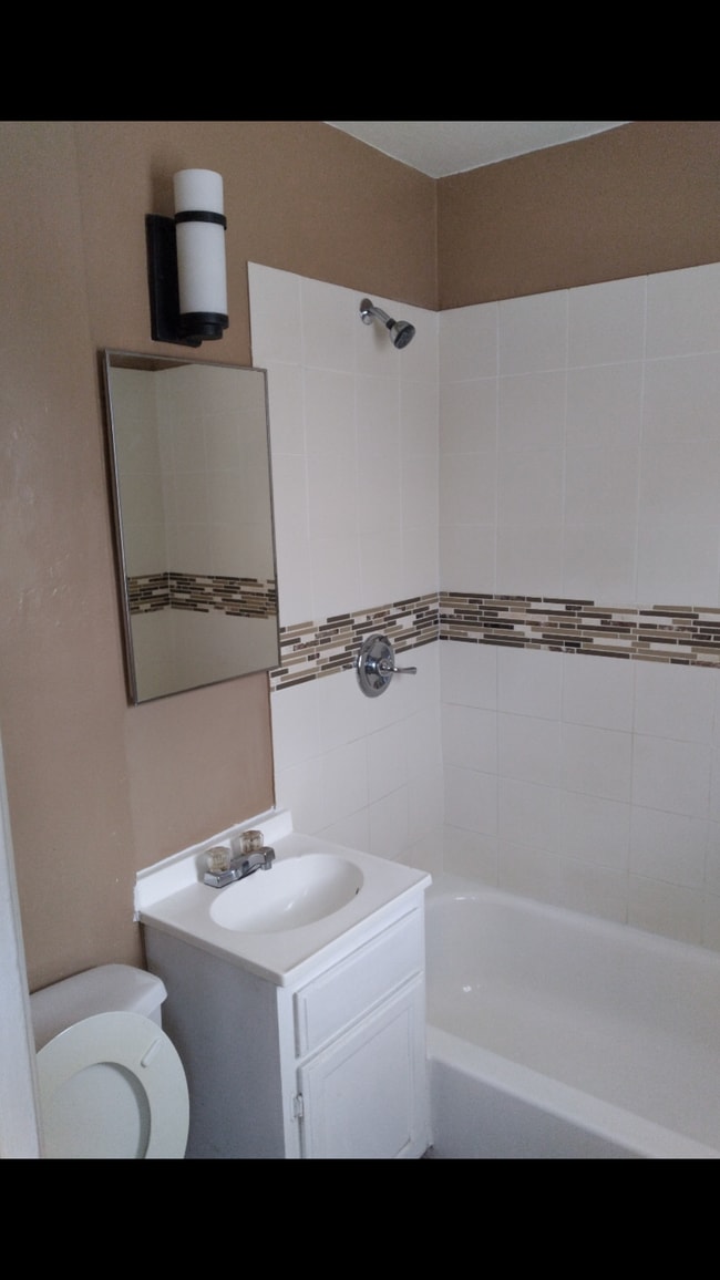 Really nice restroom - 5807 King Ave Unit 5807 King Ave