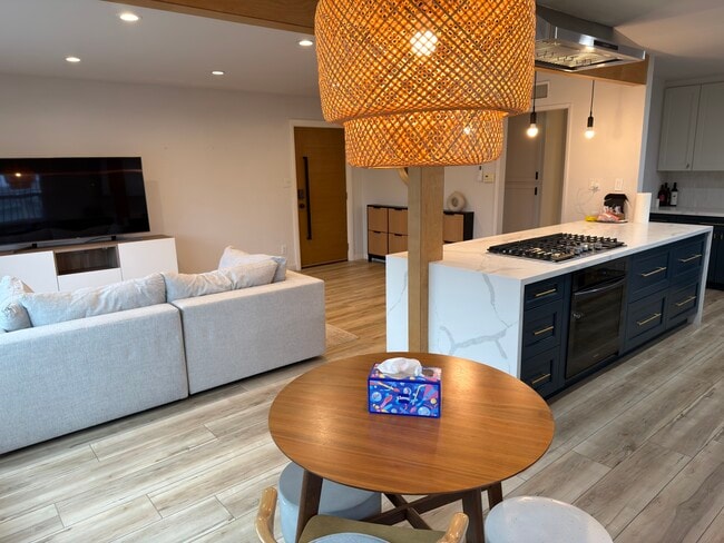 Photo - 740 Chesham Ave