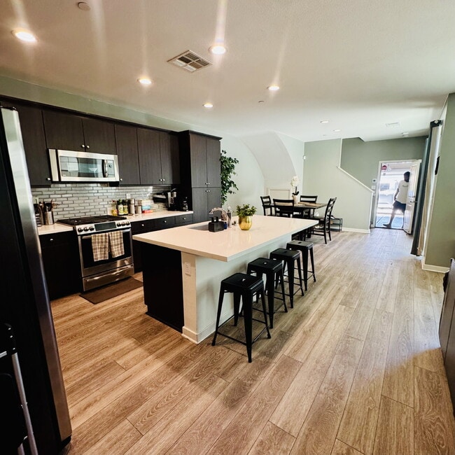 Photo - Ready to share an elegant lifestyle? Consider a room for rent! Unit 4