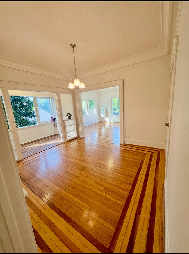 Building Photo - 6200 De Longpre Ave Unit B