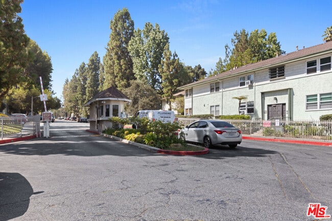 Building Photo - 5830 Bowcroft St Unit 4