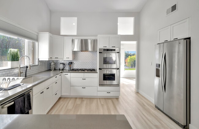Photo - 5557 Ostin Ave