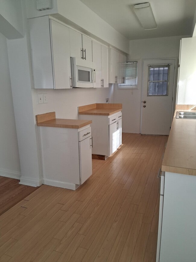 Building Photo - 503 E Fairview Blvd Unit 1