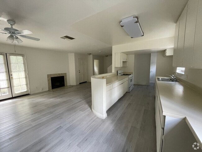 Building Photo - 1589 N Hill Ave Unit 1589 N. HILL AVE #2 Rental