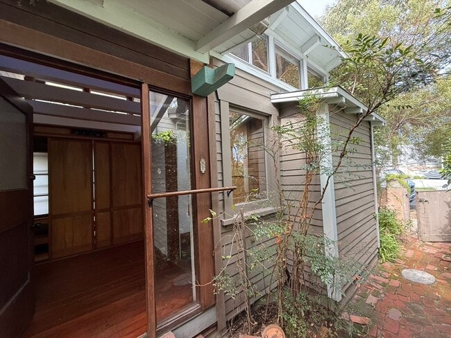 Photo - Hidden Garden Retreat – A One-Bedroom Oasis in the Heart of Venice