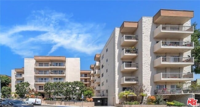 Building Photo - 612 S Barrington Ave Unit 310