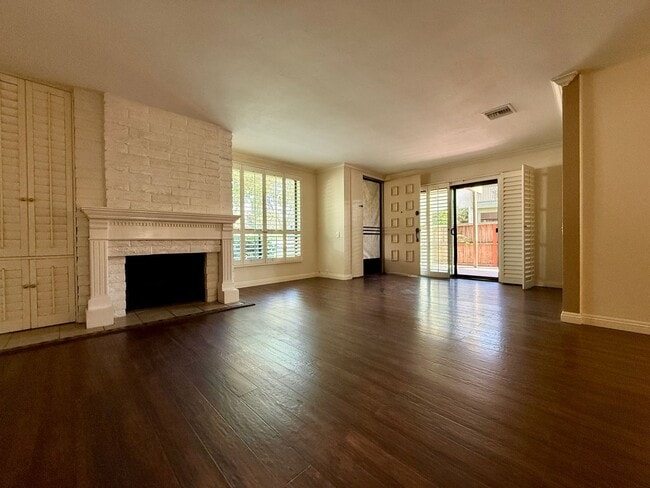 Building Photo - Spacious & Stylish Mission Plymor Townhome! 2 Assigned Parking! AC!