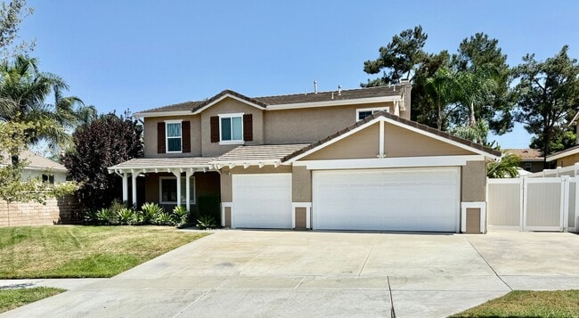 Building Photo - Executive Pool Home w/Solar