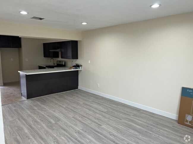 Building Photo - 884 N Cota St Rental
