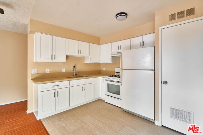 Photo - 820 S St Andrews Pl Unit 301