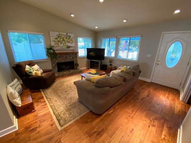 Photo - 2 Six Flags Cir