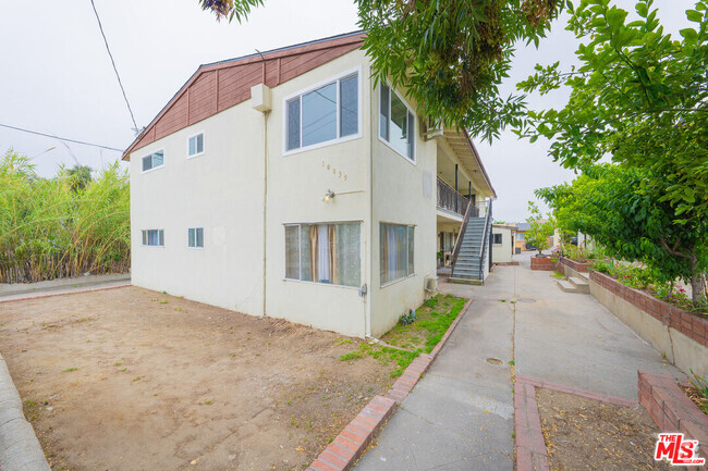Building Photo - 10039 Haines Canyon Ave Unit D Rental